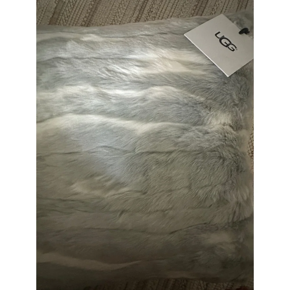 BNWT, Ugg Faux Fur grey/white throw Pillow 20x20